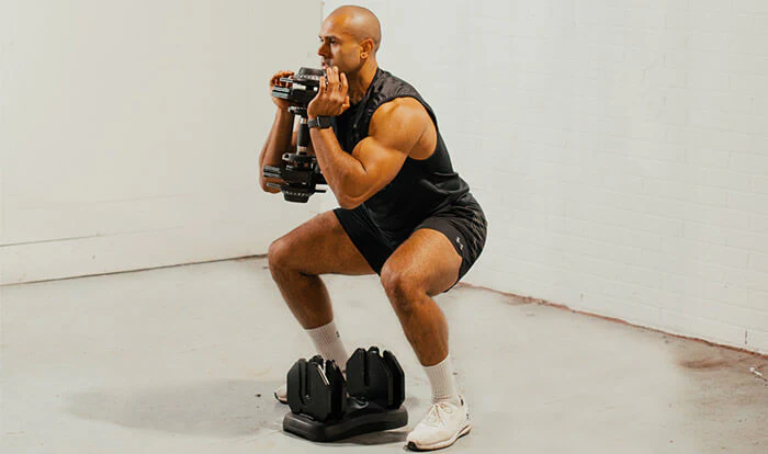 운동 처음 시작할 때 실수로 무리한 스쿼트를 하는 헬스 초보자